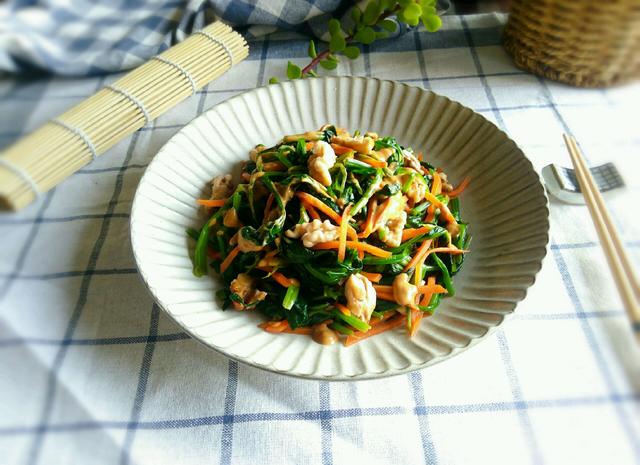 凉拌菠菜花生米，花生米和菠菜怎样凉拌好吃（教你做成夏季开胃凉拌菜）