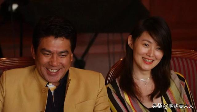 朱时茂春晚最新消息，与旗袍美女饮酒红光满面