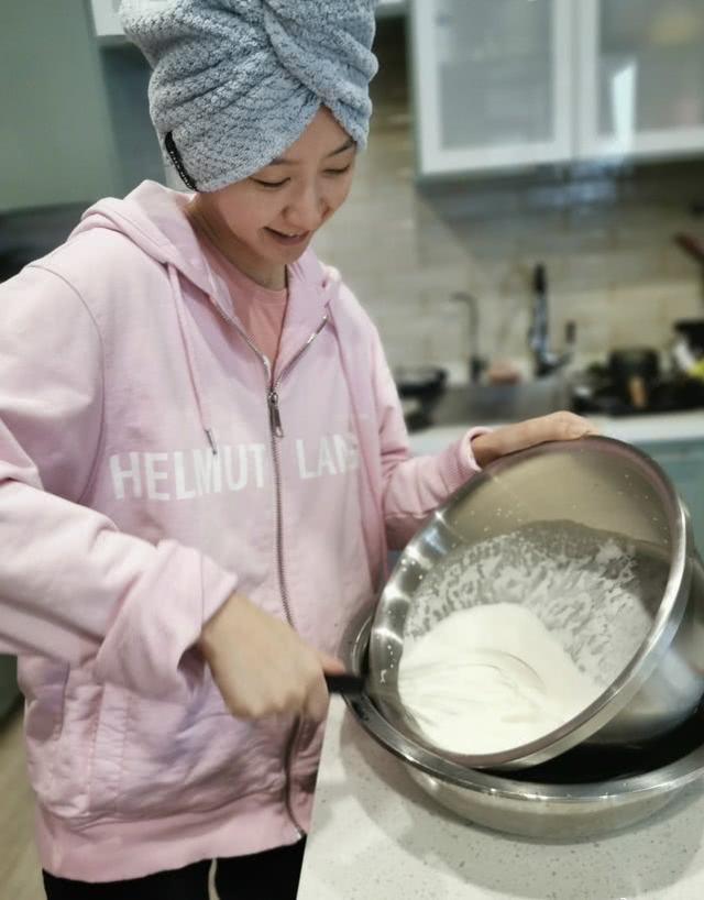 唐一菲慶祝40歲生日！曬和凌蕭肅親吻照秀恩愛，不愧「大菲姐」 娛樂八卦吃瓜 第1张