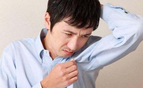 衣服沾到腋臭怎么洗干净(衣服腋臭怎么洗)