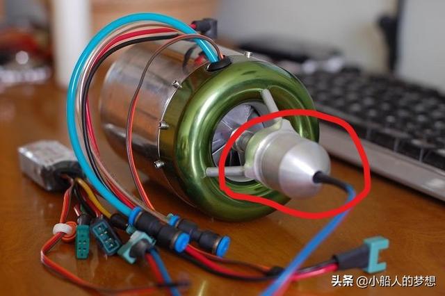 简述燃气轮机的控制过程，燃气轮机是如何工作的