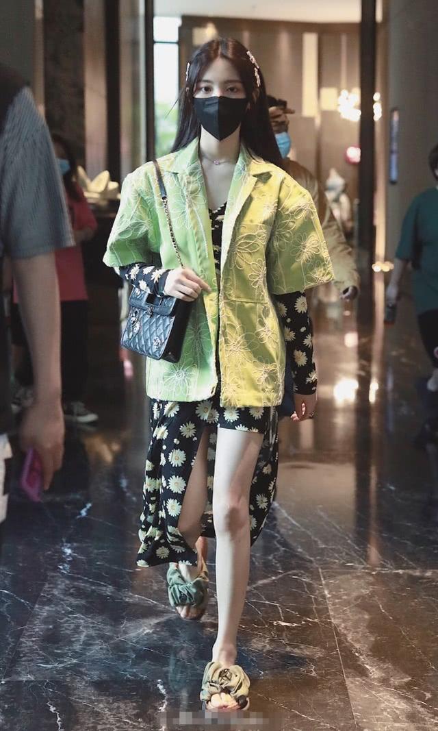 楊超越衣品飆升！雛菊裙裝搭綠色繡花外套，清涼甜美還凸顯好身材 娛樂八卦吃瓜 第2张