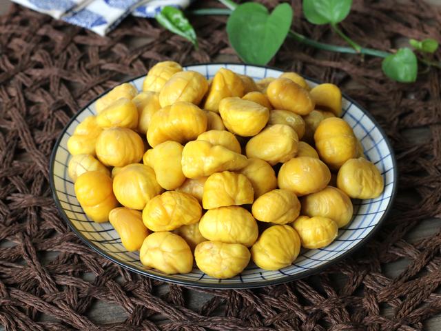 板栗怎么去皮快又好剥，板栗剥皮这方法真好用