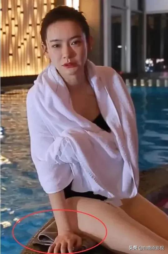 戚薇海边蓝色泳衣，戚薇泳装照牺牲大