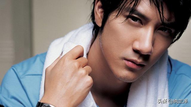 王力宏怎么留大胡子了，留长发衣着邋遢似流浪汉