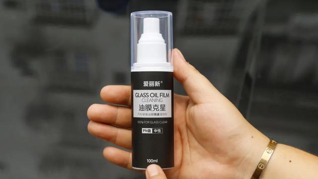 汽车挡风玻璃油膜怎么去除，车挡风玻璃油膜怎么去除妙招