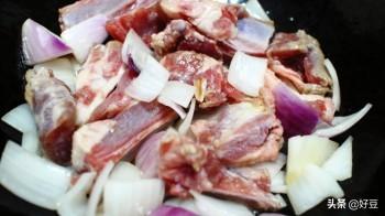 手抓羊肉饭的做法，手抓羊肉饭各种做法（电饭煲就能做的手抓羊肉饭）