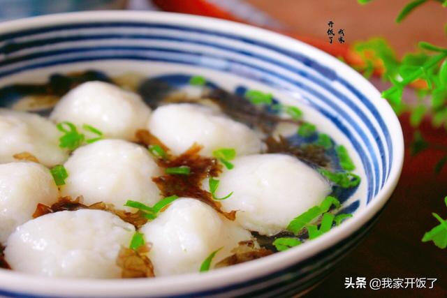 手工鱼丸怎么做，跟大厨学做手打鱼丸（手工鱼丸的做法最正宗的做法）