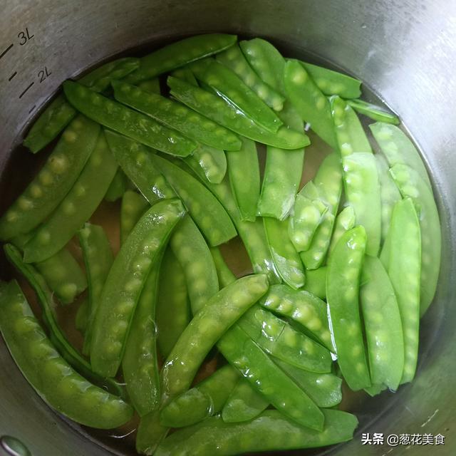 腊肉肠炒荷兰豆的做法教程，荷兰豆炒腊肠的做法简单易学