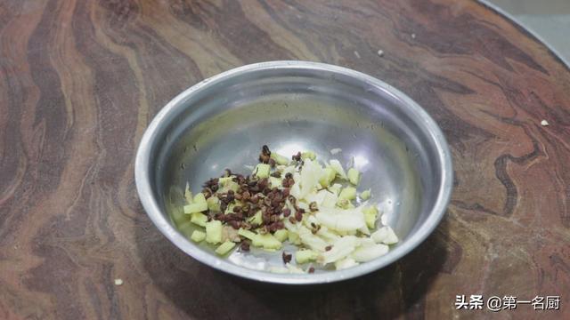 鲤鱼怎么做好吃又简单，鲤鱼怎样做才好吃又简单（鲤鱼好吃有诀窍）