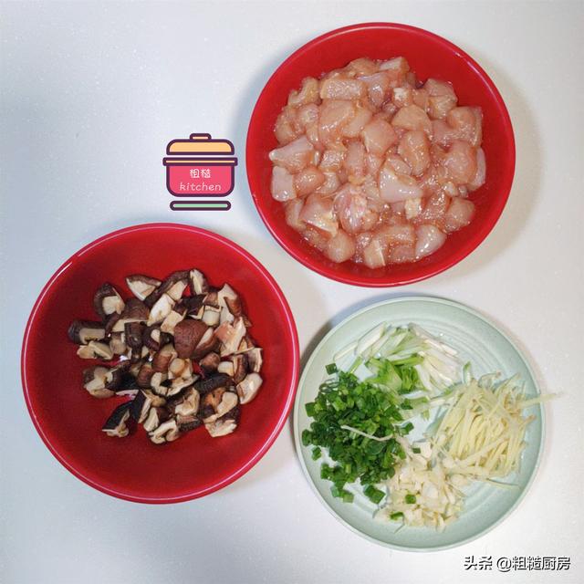 香菇鸡肉面的做法，1把面条1块鸡肉3颗香菇
