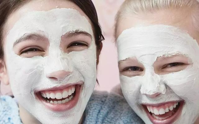 正确的护肤品使用顺序，护肤品的正确使用顺序和方法（化妆品如何使用才安全）