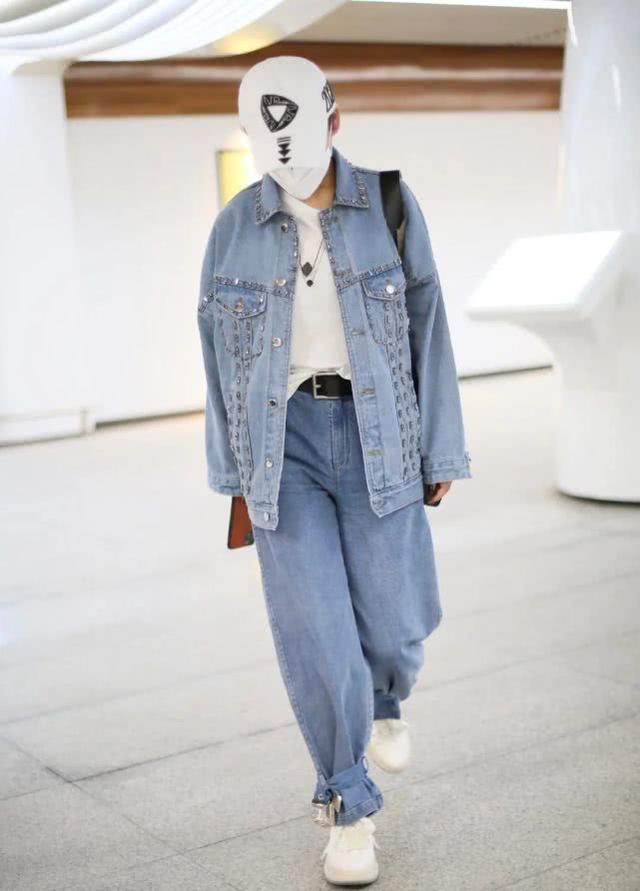 48歲寧靜趕時髦，穿一身牛仔套裝走機場，網友：「大姐派頭」十足 娛樂八卦吃瓜 第3张