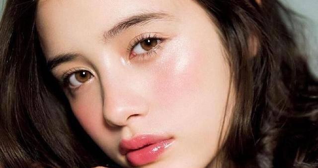 腮红膏哪个好用又持久不掉色，腮红膏它的优点是与肌肤更贴合