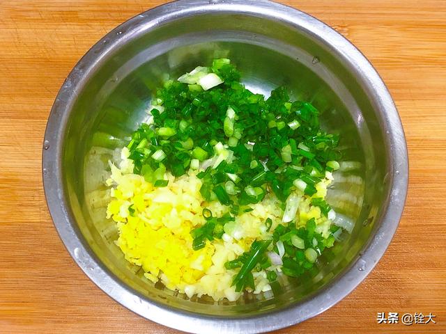 白灼虾蘸料怎么调，白灼大虾蘸料的调制方法（简单快手又下饭的白灼虾吃起来那叫一个香）