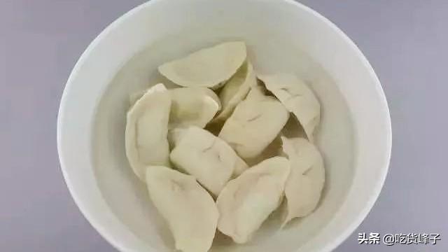 冻饺子煮多长时间，煮冻饺子时最忌水开下锅（冻饺子煮多长时间为宜）