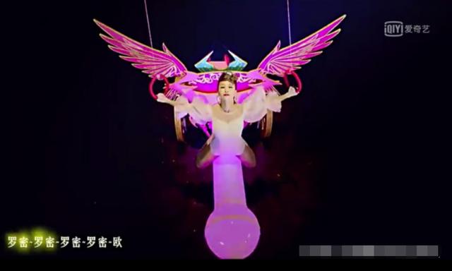 從神曲女王到「瘋婆子」，用水杯打傷主持人的王蓉，經歷了什麼 娛樂八卦吃瓜 第8张