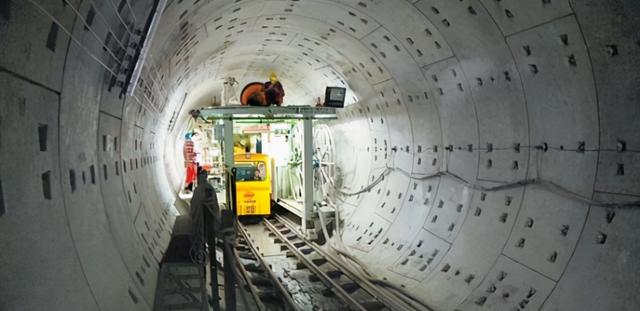 海底隧道究竟是怎样建成的，跨海隧道是怎么建成的