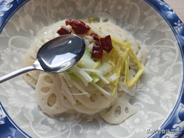 凉拌莲藕怎样又白又脆，凉拌藕片怎么做才会又脆又白（藕洁白脆嫩不发黑）
