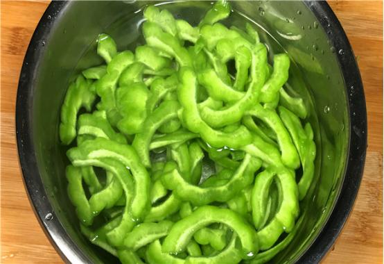 苦瓜怎么做不苦，苦瓜要怎么做才不苦而且还脆（学会了夏天隔三岔五吃）