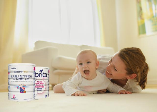 第一天出生的婴儿拉墨绿色的便便，婴儿出生后可能排出5种颜色的便便