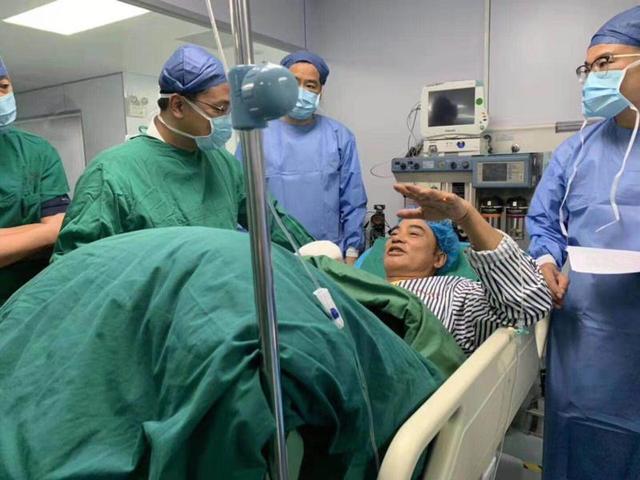 任达华和蔡少芬主演电影，任达华遇刺腹部受伤