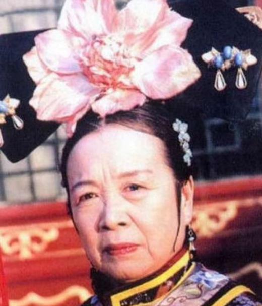 容嬷嬷李明启罕见近况曝光，86岁“容嬷嬷”李明启逛菜市场