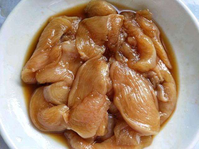 超简单香煎鸡胸肉正宗做法，好吃不胖的低脂鸡胸肉