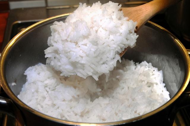 米饭怎么蒸才好吃，如何做蒸米饭又软又好吃（蒸米饭总是不香怎么办）