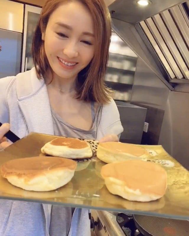 黎姿兒童節曬仨女兒近照，女兒們各個調皮，六一活動變爬樹比賽 娛樂八卦吃瓜 第2张