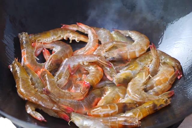 油焖大虾正宗的做法，正宗的油焖大虾怎样做的（厨师长教你油焖大虾的正宗做法）