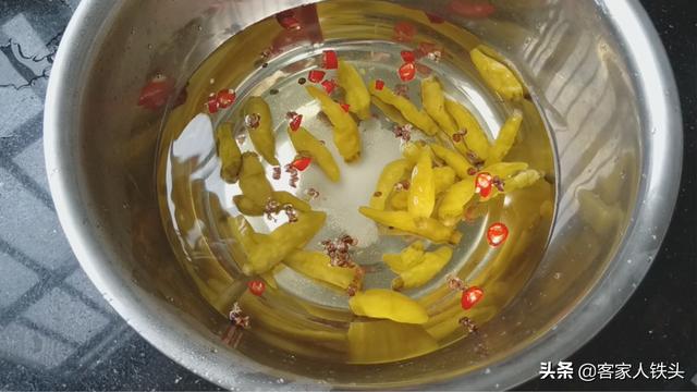 怎样做泡椒鸡爪好吃又简单，在家做泡椒鸡爪