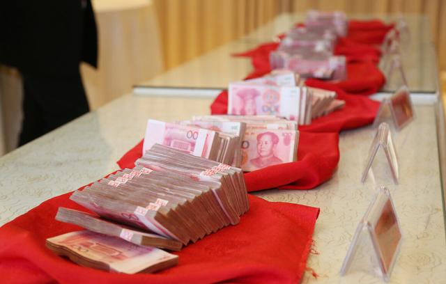 年终奖一般是月薪几倍，公务员年终奖是三倍工资吗（2022年企业人均年终奖2.19万）