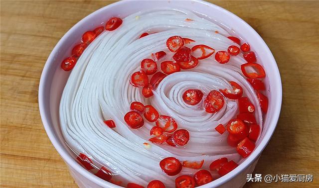 雪碧泡萝卜条的做法甜酸脆，这样做出来的雪碧泡萝卜