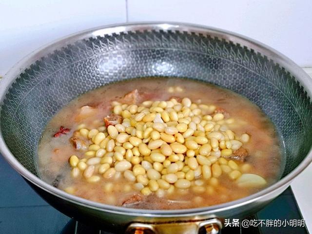 黄豆烧排骨简单做法，这样做的黄豆烧排骨香而不腻