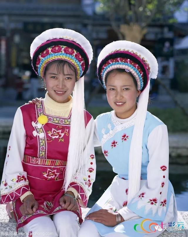 白族服装的特征，听说每个大理人小时候都有一套白族服装