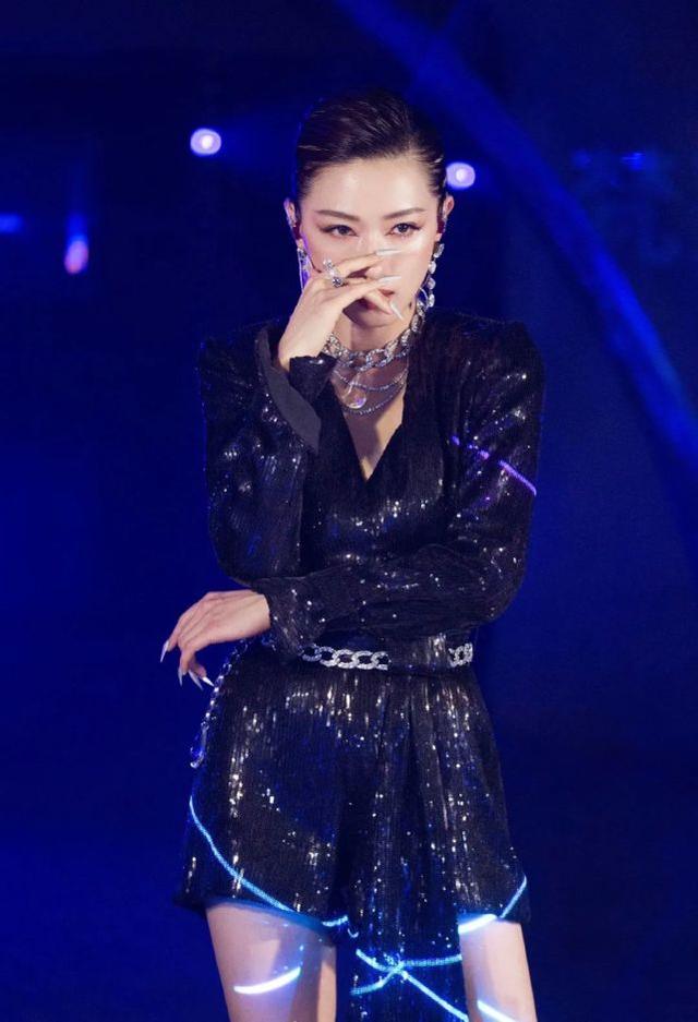 萬茜太讓人驚艷！亮片裝配「性感小野貓」妝容，氣場十足 有魅力 娛樂八卦吃瓜 第2张