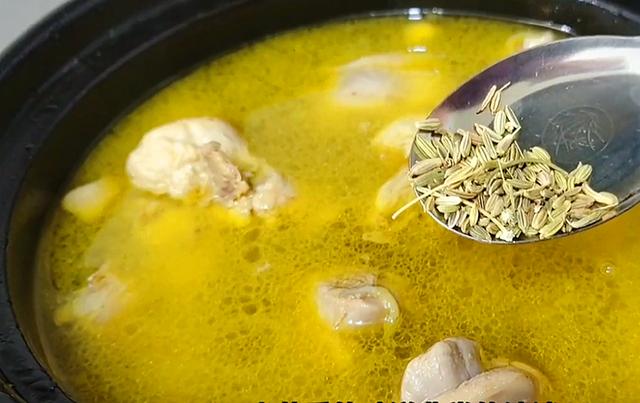 清炖鸡汤放什么材料，清炖鸡汤里面都要放什么（炖鸡汤要牢记“3放3不放”）