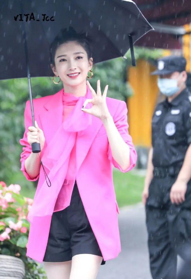江疏影真敢穿，挑戰「死亡芭比粉」西裝配絲巾亮相，幸虧是冷白皮 娛樂八卦吃瓜 第3张