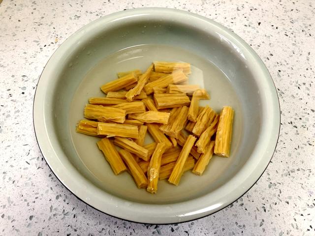 腐竹的泡发方法，泡腐竹的正确方法图解（腐竹切记别用清水泡）