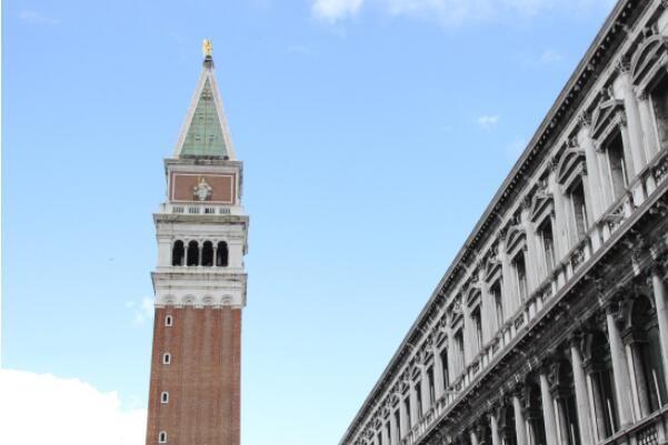 全国最高的钟楼，是中国现存形制最大、保存最完整的一座