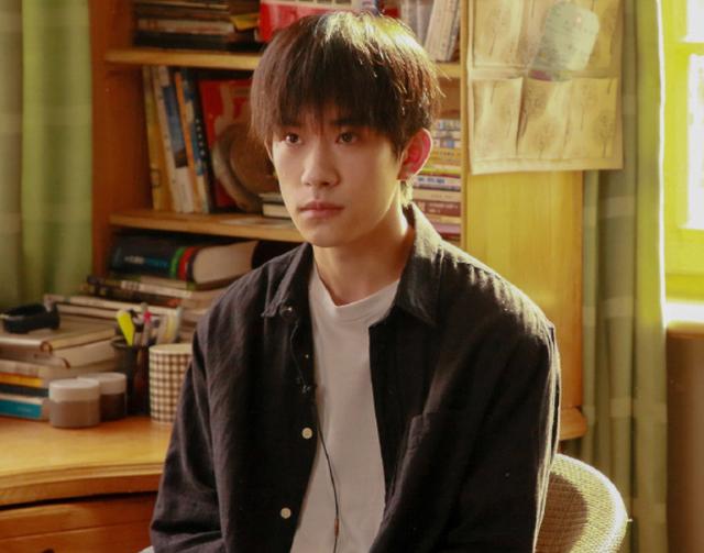 易烊千玺的妈妈，易烊千玺妈妈年龄多少岁（千玺妈妈20岁旧照曝出）