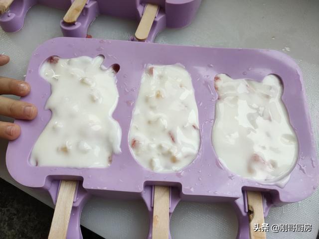 西瓜雪糕制作教程简单，厨师长分享西瓜雪糕的做法