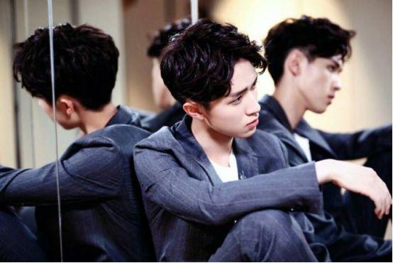 杨幂瞬间化身小迷妹，奋斗吧少年中出演宠弟狂魔