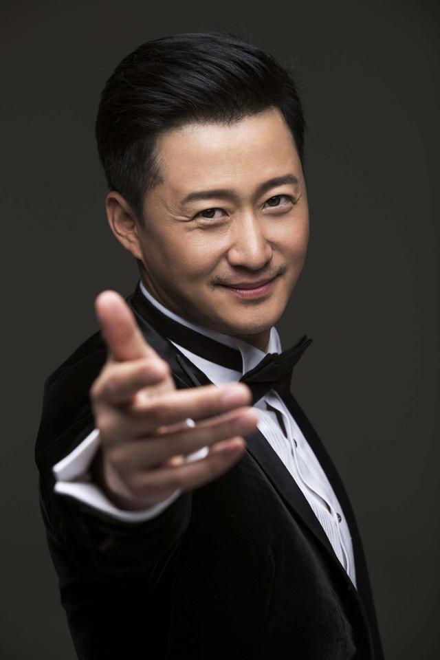 谢楠的他爸是谁，跨年夜带腿伤硬等谢楠4小时