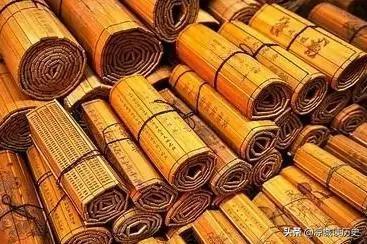 考古专家发现的千年古墓，考古专家发掘一个古墓