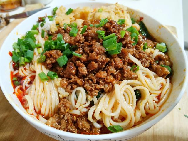 统一重庆豌豆杂酱风味面，美味好吃的重庆豌豆杂酱面