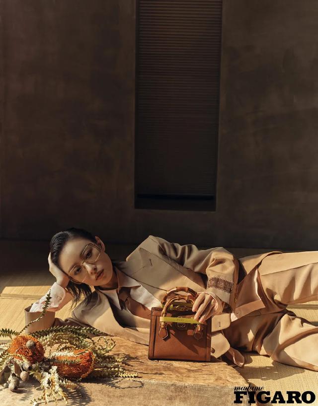 李宇春女装图片，李宇春穿搭卫衣（时尚大片红黑榜）