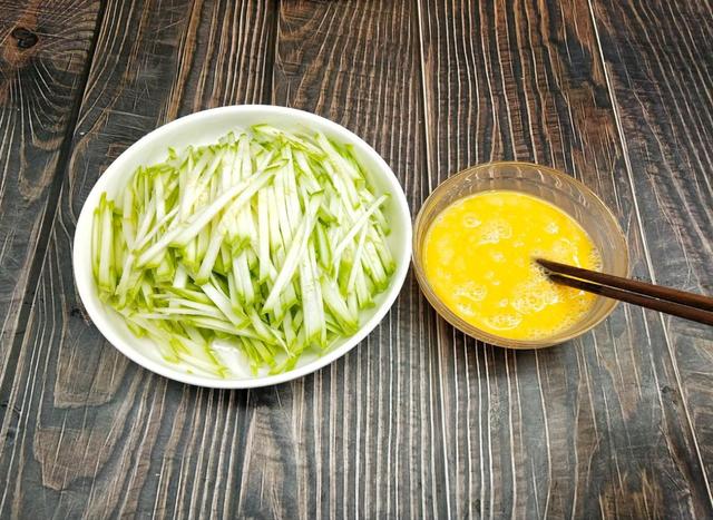 蚝油西葫芦炒鸡蛋怎么做，西葫芦炒鸡蛋鲜美可口