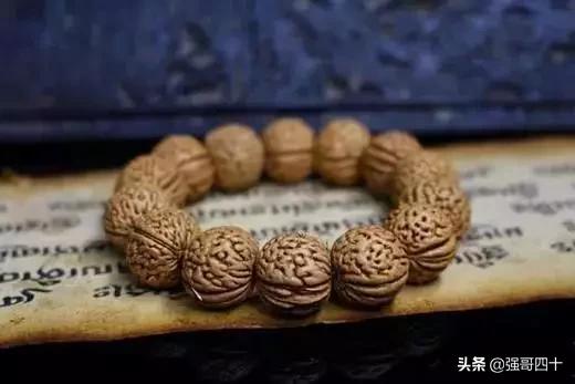 文玩手串怎么盘玩最好，八大热门手串正确把玩姿势